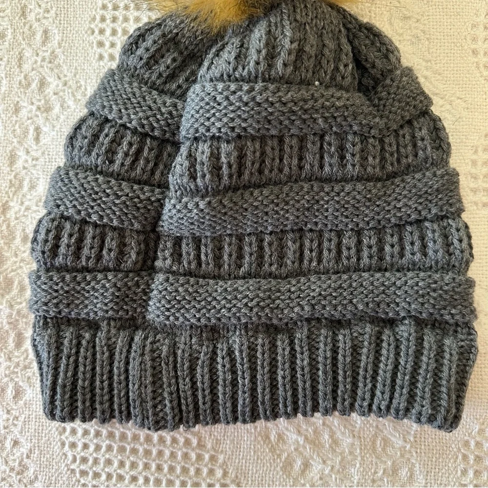 Pom Pom Beanie Hat Womens OS Dark Gray Knit Nordic Winter Ski Faux Fur CC NEW